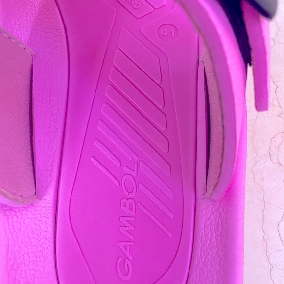 Pink colour rubber T strap flip flops with buckle closure by Gambol in size 41 - Picture 8 of 9